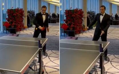 Federer si scalda (in smoking) a ping pong