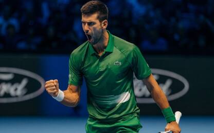 Djokovic vince all'esordio: Tsitsipas ko 6-4, 7-6
