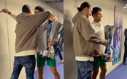 Ibra, abbracci e risate con "maestro" Djokovic
