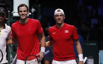 epa10326396 Germany's Kevin Krawietz (L) and Tim Puetz (2L) and Canadian players Vasek Pospisil (2R) and Denis Shapovalov pose ahead of their match of the Davis Cup finals' quarter-finals between Germany and Canada in Malaga, southern Spain, 24 November 2022.  EPA/JORGE ZAPATA