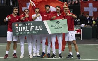 epa10447993 Switzerland's Stan Wawrinka, Dominic Stricker, team captain Severin Luethi, Marc-Andrea Huesler, Alexander Ritschard and Leando Riedi, from left, celebrate your victory against Germany during the tennis Davis Cup qualifiers match for the 2023 group stage between Germany and Switzerland, at the Arena in Trier, Germany, 04 February 2023.  EPA/PETER SCHNEIDER
