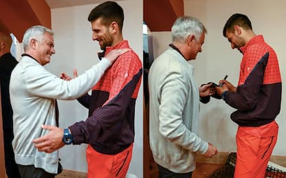 Mou da Djokovic: abbraccio e dedica sul cappellino
