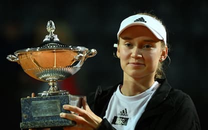 Kalinina si ritira in lacrime, Rybakina vince Roma