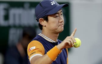 epa10675027 Yoshihito Nishioka of Japan gestures in his Men's Singles 4th round match against Tomas Martin Etcheverry of Argentina during the French Open Grand Slam tennis tournament at Roland Garros in Paris, France, 05 June 2023.  EPA/CHRISTOPHE PETIT TESSON
