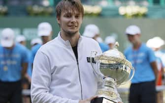 epa10710766 Alexander Bublik of Kazakhstan celebrates with the trophy after winning against Andrey Rublev of Russia during their final tennis match at the ATP Terra Wortmann Open in Halle Westfalen, Germany, 25 June 2023.  EPA/RONALD WITTEK