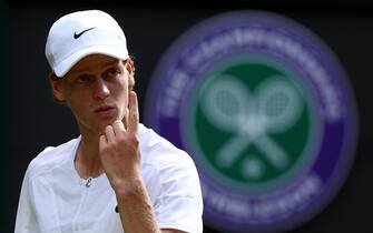 epaselect epa10736276 Jannik Sinner of Italy reacts as he plays Daniel Elahi Galan of Colombia in the Men's Singles 4th round match at the Wimbledon Championships, Wimbledon, Britain, 09 July 2023.  EPA/ADAM VAUGHAN   EDITORIAL USE ONLY  EDITORIAL USE ONLY