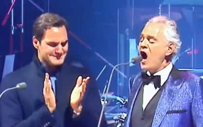 Bocelli invita Federer sul palco e canta per lui