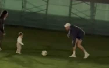 Sinner gioca a calcio col figlio di Nadal. VIDEO
