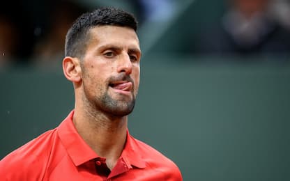 Djokovic operato al ginocchio: Wimbledon a rischio