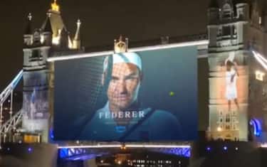 Federer palleggia con sé stesso: che show a Londra