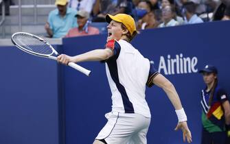 USA TENNIS US OPEN 2021 epa09448269 Jannik Sinner of Italy reacts to defeating Gael Monfils of France in their match on the sixth day of the US Open Tennis Championships the USTA National Tennis Center in Flushing Meadows, New York, USA, 04 September 2021. The US Open runs from 30 August through 12 September. EPA/JUSTIN LANE