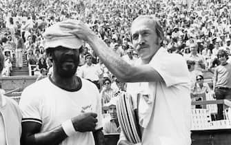 FOREST HILLS, NY ? CIRCA 1970s: Bill Cosby and Stan Smith at the Forest Hills Tennis Stadium circa 1970s in Forest Hills, Queens. (Photo by PL Gould/IMAGES/Getty Images)