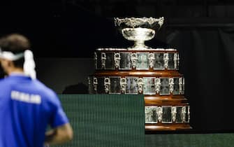24 November 2022, Spain, Málaga: Tennis, Men: Davis Cup - Knockout Round, Quarterfinals, Bolelli/Fognini (Italy) - Paul/Sock (USA): The Davis Cup trophy is on the sidelines. Photo: Frank Molter/dpa