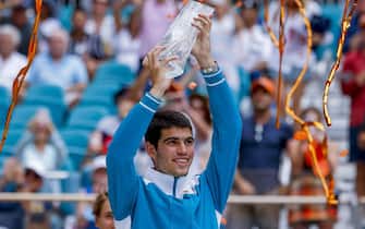 epa09868447 Carlos Alcaraz of Spain holds the Butch Buchholz Trophy after defeating Casper Ruud of Norway to win the men's singles final match of the Miami Open tennis tournament at Hard Rock Stadium in Miami Gardens, Florida, USA, 03 April 2022.  EPA/ERIK S. LESSER