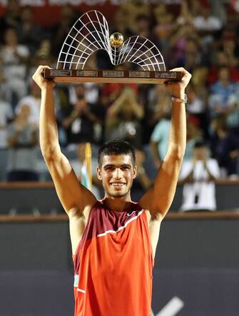 (220221) -- BRAZIL, Feb. 21, 2022 (Xinhua) -- Carlos Alcaraz of Spain celebrates with his trophy during the awarding ceremony after the ATP 500 Rio Open's final match between Carlos Alcaraz of Spain and Diego Schwartzman of Argentina at Jockey Club Brasileiro in Rio de Janeiro, Brazil, Feb. 20, 2022. (Xinhua/Wang Tiancong) - Wang Tiancong -//CHINENOUVELLE_0810061/2202210829/Credit:CHINE NOUVELLE/SIPA/2202210911