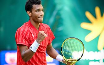 epa09276708 Felix Auger-Aliassime of Canada reacts after winning his round of 16 match against Roger Federer of Switzerland at the ATP Tennis Tournament Noventi Open in Halle (Westphalia), Germany, 16 June 2021.  EPA/SASCHA STEINBACH