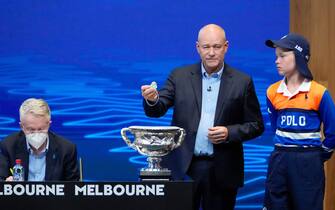 Tournament referee Wayne McKewen (C) and tournament director Craig Tiley (L) holds the men's draw for the Australian Open tennis tournament in Melbourne on January 13, 2022. - -- IMAGE RESTRICTED TO EDITORIAL USE - STRICTLY NO COMMERCIAL USE -- (Photo by Mark Baker / POOL / AFP) / -- IMAGE RESTRICTED TO EDITORIAL USE - STRICTLY NO COMMERCIAL USE -- (Photo by MARK BAKER/POOL/AFP via Getty Images)