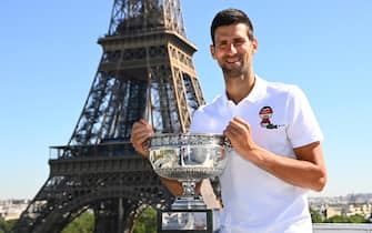 epa09269571 Serbia's Novak Djokovic poses with the trophy in front of the Eiffel tower in Paris, France, 14 June 2021, during a photocall one day after winning the Roland Garros 2021 French Open tennis tournament.  EPA/CHRISTOPHE ARCHAMBAULT / POOL  MAXPPP OUT
