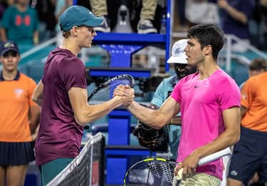 epa10553175 Jannik Sinner of Italy (L) shakes hands with Carlos Alcaraz of Spain after his victory during the Men's Singles Semifinals of the 2023 Miami Open tennis tournament at the Hard Rock Stadium in Miami, Florida, USA, 30 March 2023.  EPA/CRISTOBAL HERRERA-ULASHKEVICH
