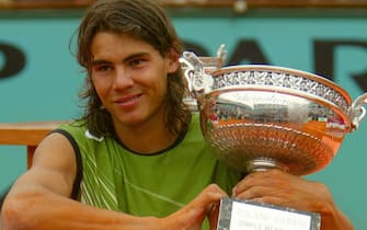 TENNIS: FRANCIA; VITTORIA NADAL Spain's Rafael Nadal poses with the trophy after winning the Men's Final against Mariano Puerta of Argentina at the French Open in Roland Garros, Paris, Sunday 05 June 2005. Nadal won 6-7, 6-3, 6-1, 7-5.  ANSA / SRDJAN SUKI / PAL