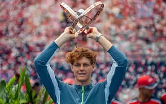 epa10799194 Jannik Sinner of Italy holds the trophy after defeating Alex De Minaur of Australia during  the men's final match at the 2023 National Bank Open tennis tournament in Toronto, Canada, 13 August 2023.  EPA/EDUARDO LIMA