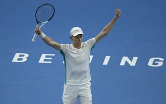 epa10899534 Jannik Sinner of Italy celebrates after winning the Men's Singles Final match against Daniil Medvedev of Russia (not pictured) at the China Open tennis tournament in Beijing, China, 04 October 2023.  EPA/ANDRES MARTINEZ CASARES
