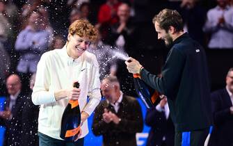 epa10947848 Jannik Sinner of Italy is sprayed with champaign from Daniil Medvedev of Russia (R) after winning their final match at the Erste Bank Open ATP tennis tournament in Vienna, Austria, 29 October 2023.  EPA/CHRISTIAN BRUNA