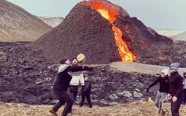 Islanda, si gioca mentre il vulcano erutta. VIDEO
