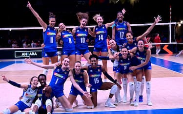 ANKARA, TURKEY - JULY 16: Italy team players pose for the media after the Womens Volleyball Nations League Semi Final match between Turkey and Italy at Ankara Sports Hall on July 16, 2022 in Ankara, Turkey. (Photo by Seskim Photo/MB Media/Getty Images)