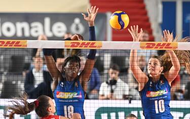 Naples, Italy. 12th Sep, 2022. Paola Ogechi Egonu and Ebrar Karakurt in action during DHL TESTMATCH ROAD TO WORRLD CHAMPIONSHIP Italy- Turkey Palavesuvio (Photo by Agostino Gemito/Pacific Press) Credit: Pacific Press Media Production Corp./Alamy Live News