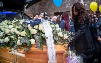 Foto Claudio Furlan/LaPresse
18 - 04 - 2023 Milano , Italia - Cronaca - Cerimonia funebre della pallavolista Julia Ituma presso la Parrocchia San Filippo Neri
Nella foto: la madre Elizabeth


Photo Claudio Furlan/LaPresse
18 - 04 - 2023 Milan , Italy - News - Funeral ceremony of volleyball player Julia Ituma at San Filippo Neri Parish
In the photo: the mother Elizabeth