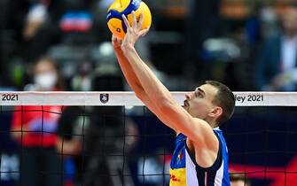 (210920) -- KATOWICE, Sept. 20, 2021 (Xinhua) -- Simone Giannelli of Italy sets the ball during the men's gold medal match between Slovenia and Italy at the CEV EuroVolley 2021 volleyball tournament in Katowice, Poland on Sept. 19, 2021. (Photo by Lukasz Laskowski/Xinhua) - Lukasz Laskowski -//CHINENOUVELLE_08390092/2109200917/Credit:CHINE NOUVELLE/SIPA/2109200954