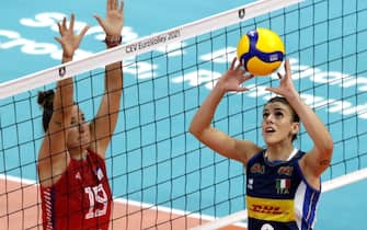 epa09447909 Italy's Alessia Orro (R) in action against Serbia's Bojana Milenkovic (L) during the 2021 Women's European Volleyball Championship final between Serbia and Italy in Belgrade, Serbia, 04 September 2021.  EPA/ANDREJ CUKIC