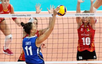 epa09436988 Italy's Anna Danesi (front C) in action against Belgian players Silke van Avermaet (back C) and Dominika Sobolska (R) during the 2021 Women's European Volleyball Championship Round of 16 match between Italy and Belgium in Belgrade, Serbia, 30 August 2021.  EPA/ANDREJ CUKIC