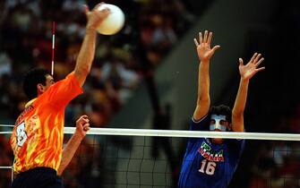 1996:  Ron Zwerver of Holland spikes past Vigor Bovolenta of Italy during the mens Volleyball final at the Olympic Games at the Omni Coliseum in Atlanta, Georgia. Mandatory Credit: Allsport/ALLSPORT