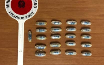 Droga: 22 ovuli eroina ingeriti da pusher, arrestato da Ps