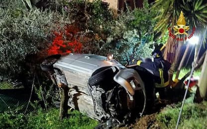 Auto si ribalta e finisce contro pianta a Porto Sant'Elpidio