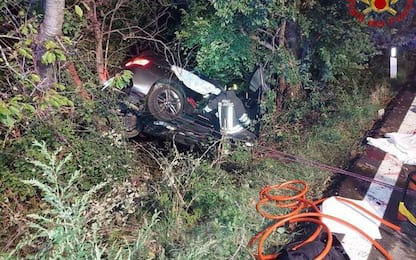 Incidenti stradali: auto contro albero, muore ragazzo di 21 anni