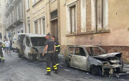 Furgone in fiamme in centro Lecce, danni a facciata palazzo