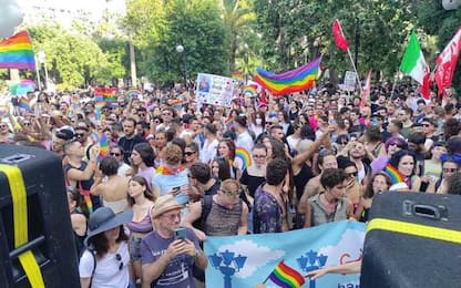 Pride: in 10mila a Bari, 'nostre voci contro blocco di odio'
