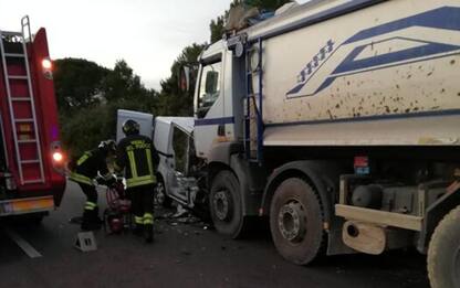 Scontro tra un furgone e un camion, 3 morti nel Foggiano