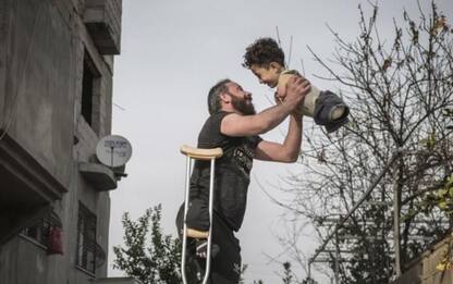 Siria: padre e bimbo foto simbolo in Italia per nuova vita
