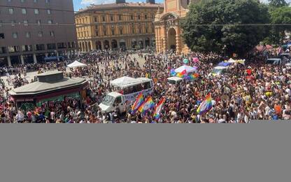 Pride: decine di migliaia di persone sfilano a Bologna