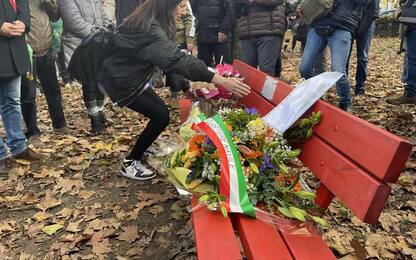 Violenza donne: a Bologna una panchina rossa per Alessandra