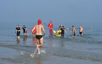 Capodanno: tanti alla festa a Riccione, poi bagno in mare