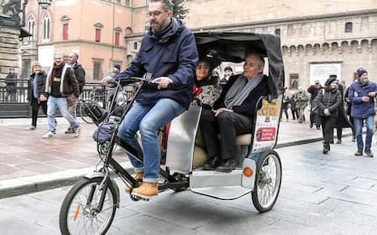 Epifania: sindaco Bologna porta in trishow Befana e card. Zuppi