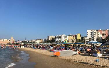 Spiaggia Termoli piena di villeggianti nel fine settimana