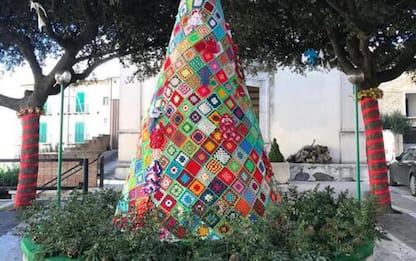 Natale: a Colletorto realizzato albero ad uncinetto