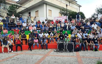 Riace:manifestazione solidarietà e Lucano scoppia a piangere