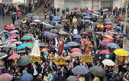 Senza mascherina durante processione, sanzionato sindaco